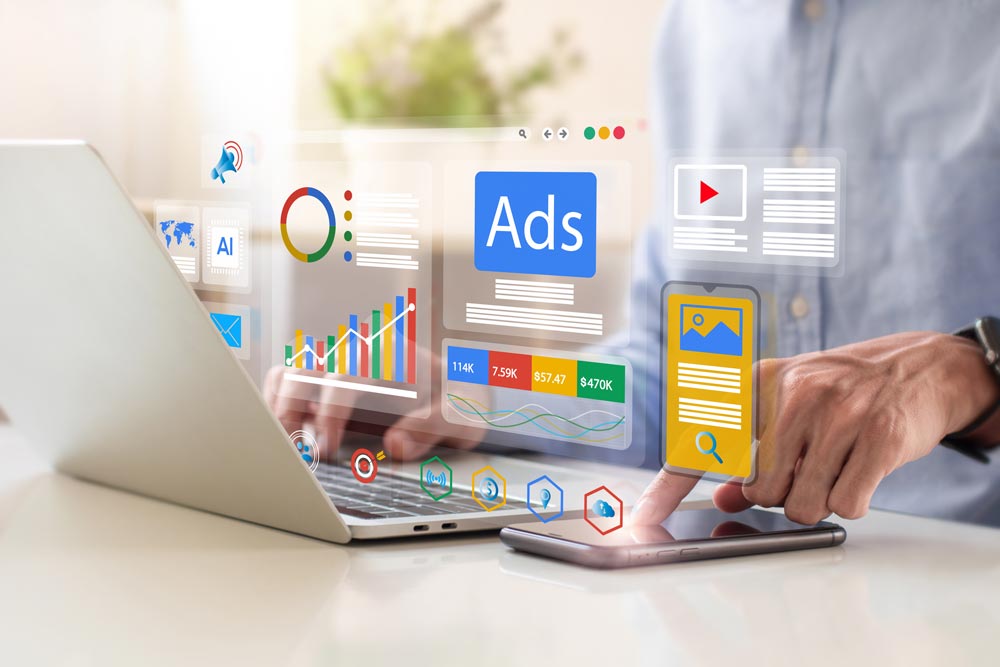 Affärsman som använder bärbar dator med Ads dashboard digital marknadsföringsstrategianalys för varumärkesbyggande